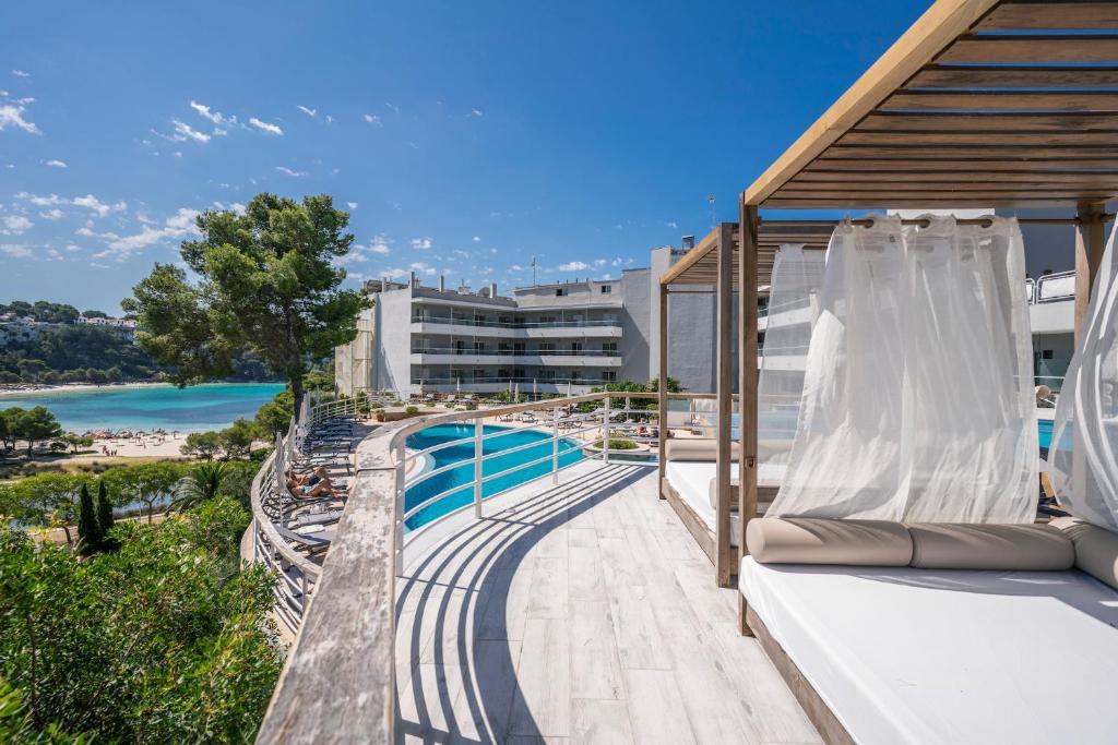 Piscina y jardines de ARTIEM Audax junto a Cala Galdana