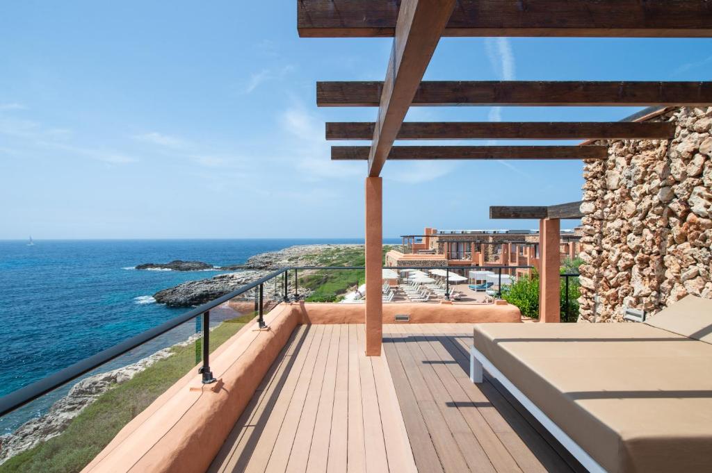 Terraza con vistas al Mediterráneo en Hotel Menorca Binibeca