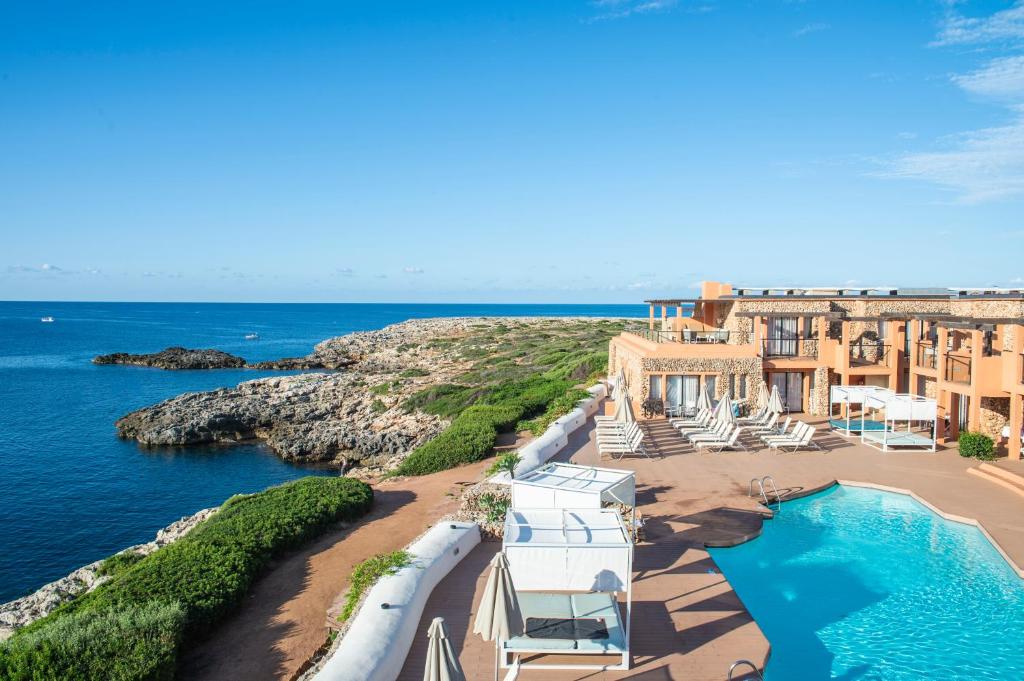 Vista aérea de las piscinas y la costa de Binibeca