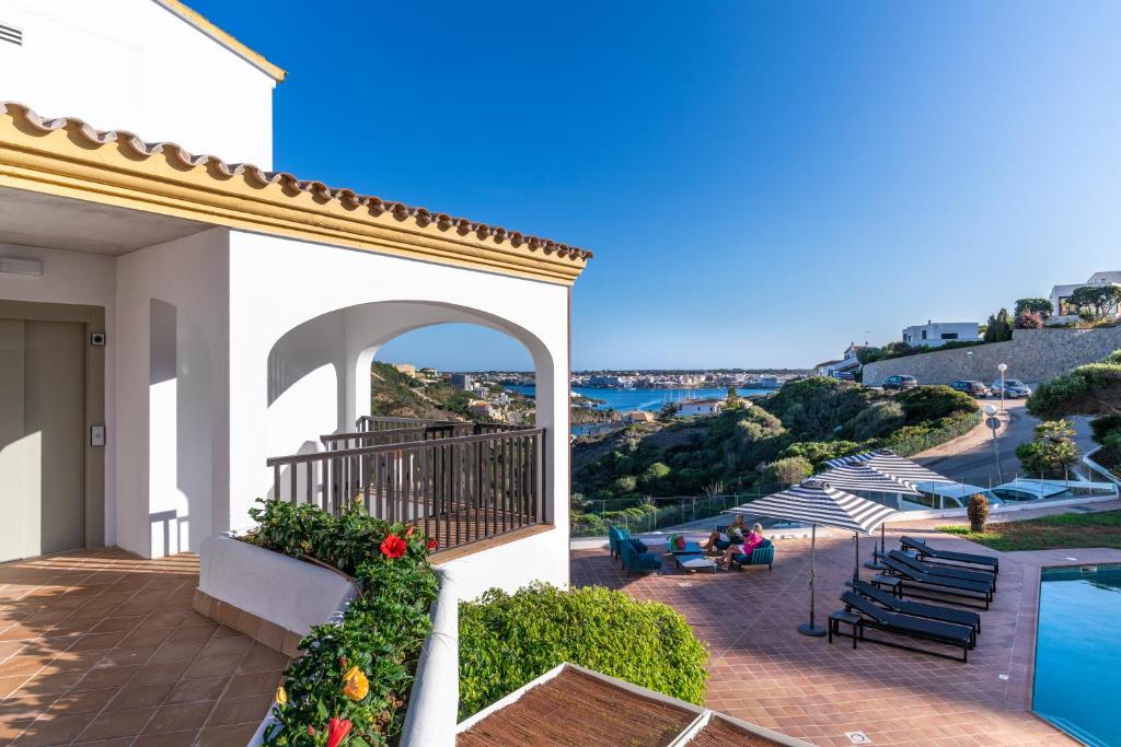 Edificio y terraza de Calallonga Hotel Menorca
