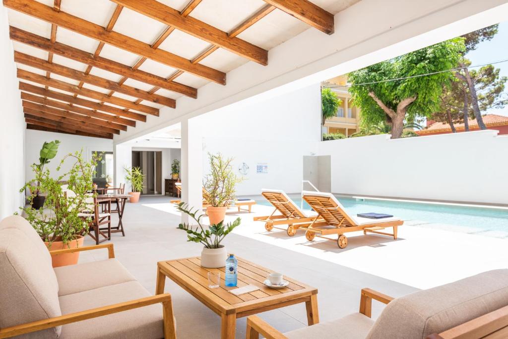 Patio con piscina exterior de Hotel Patricia Menorca
