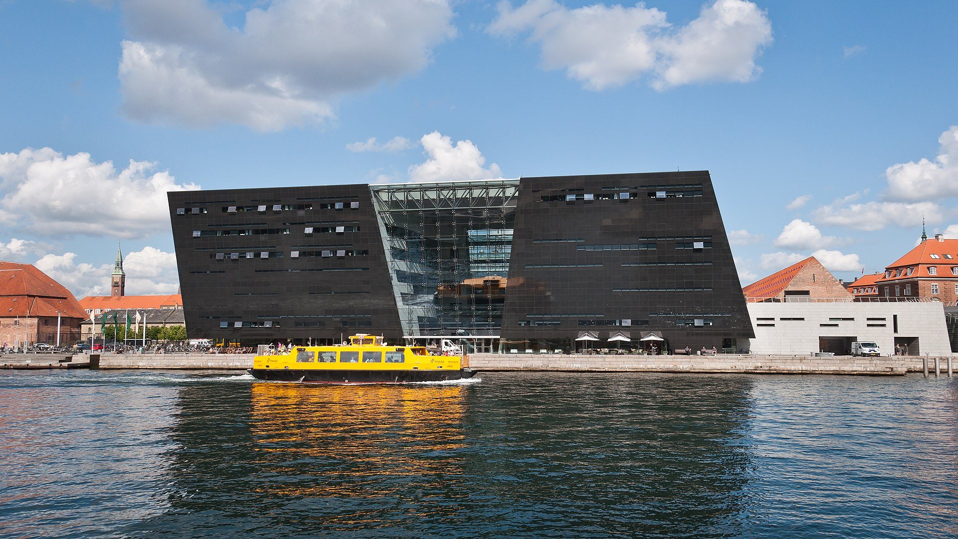 Biblioteca Real Black Diamond reflejada en el puerto