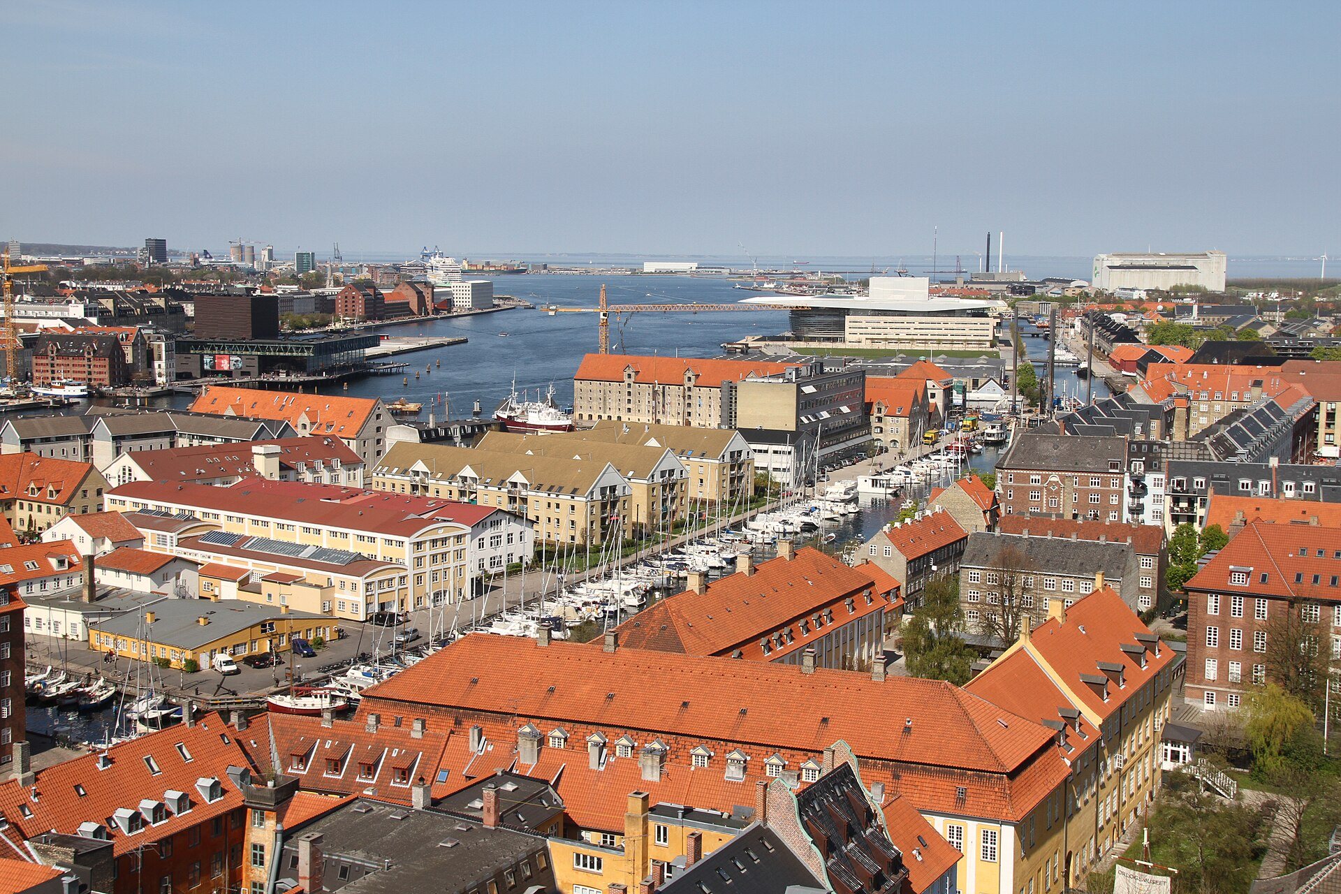 Canal de Christianshavn entre barcos y fachadas históricas