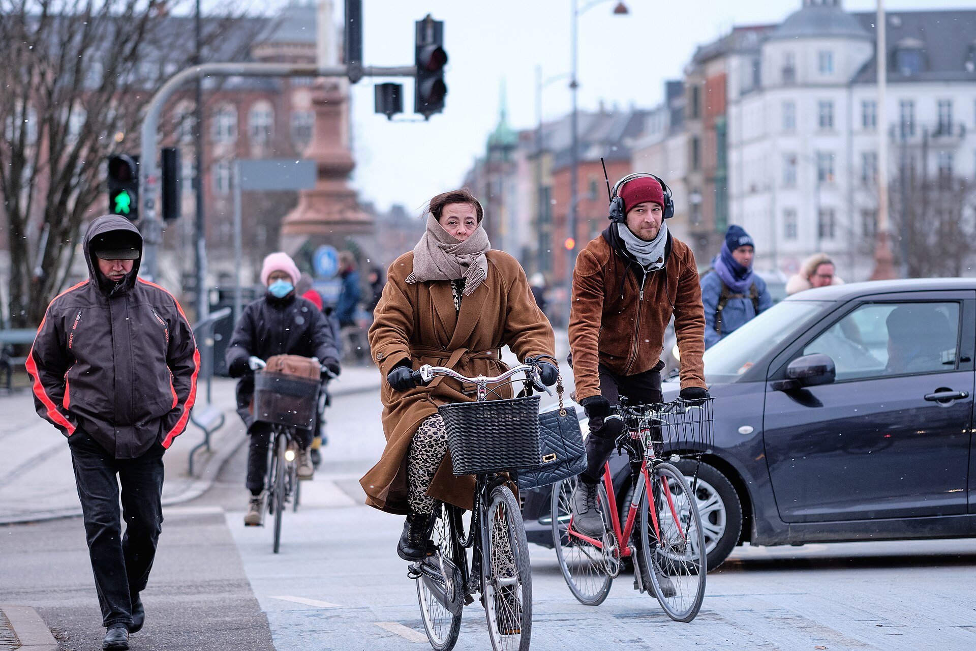 Ciclistas cruzando Dronning Louises Bro en Copenhague