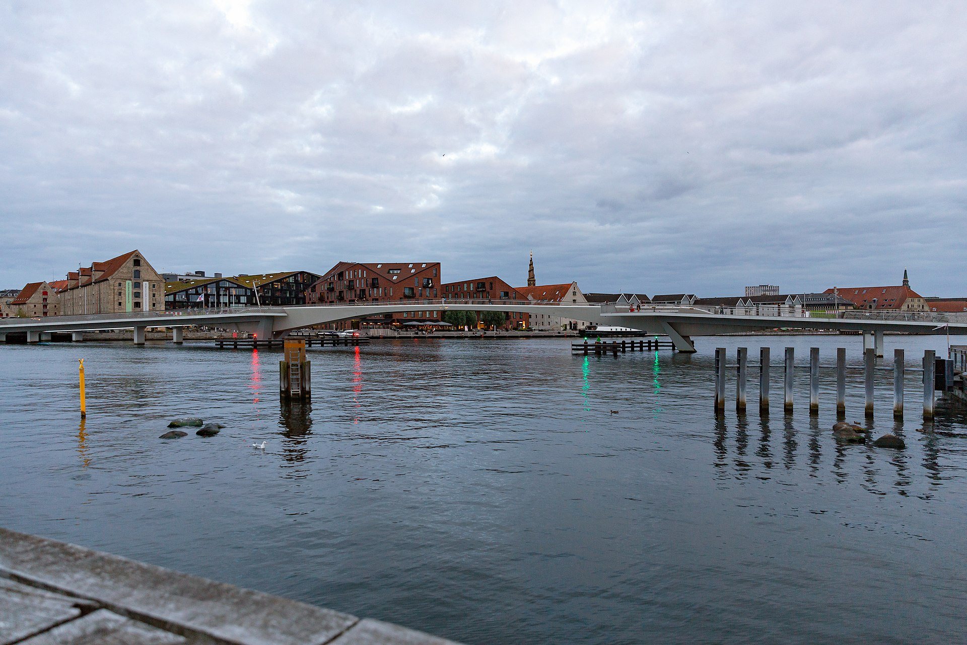 Inderhavnsbroen sobre el puerto interior de Copenhague