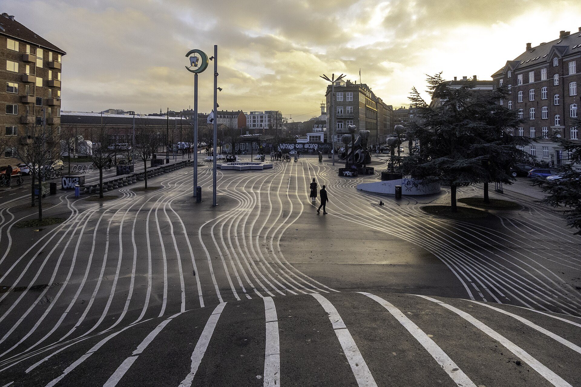 Superficies rojas y mobiliario urbano de Superkilen en el barrio de Nørrebro