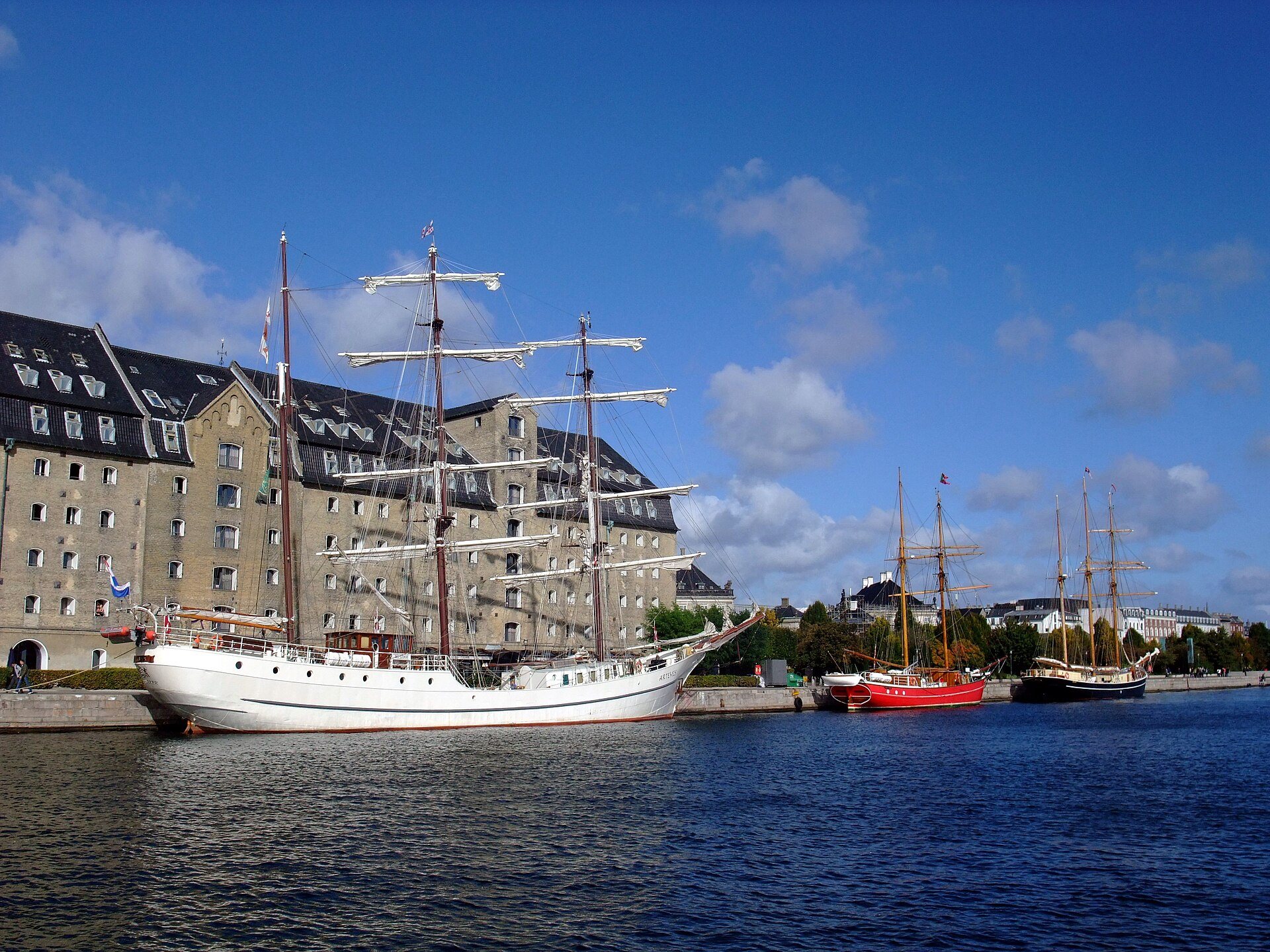 Copenhagen Admiral Hotel visto desde el muelle