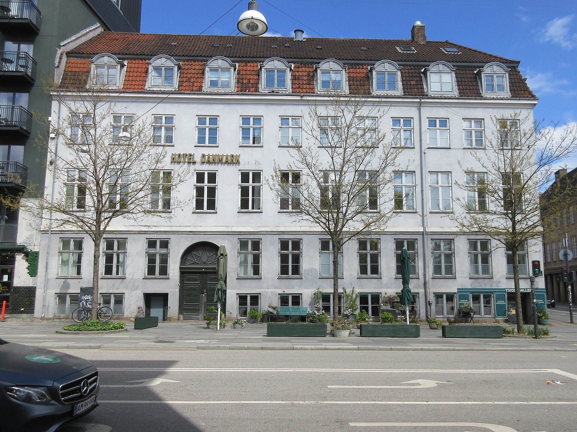 Edificio de esquina del Hotel Danmark en el centro de Copenhague