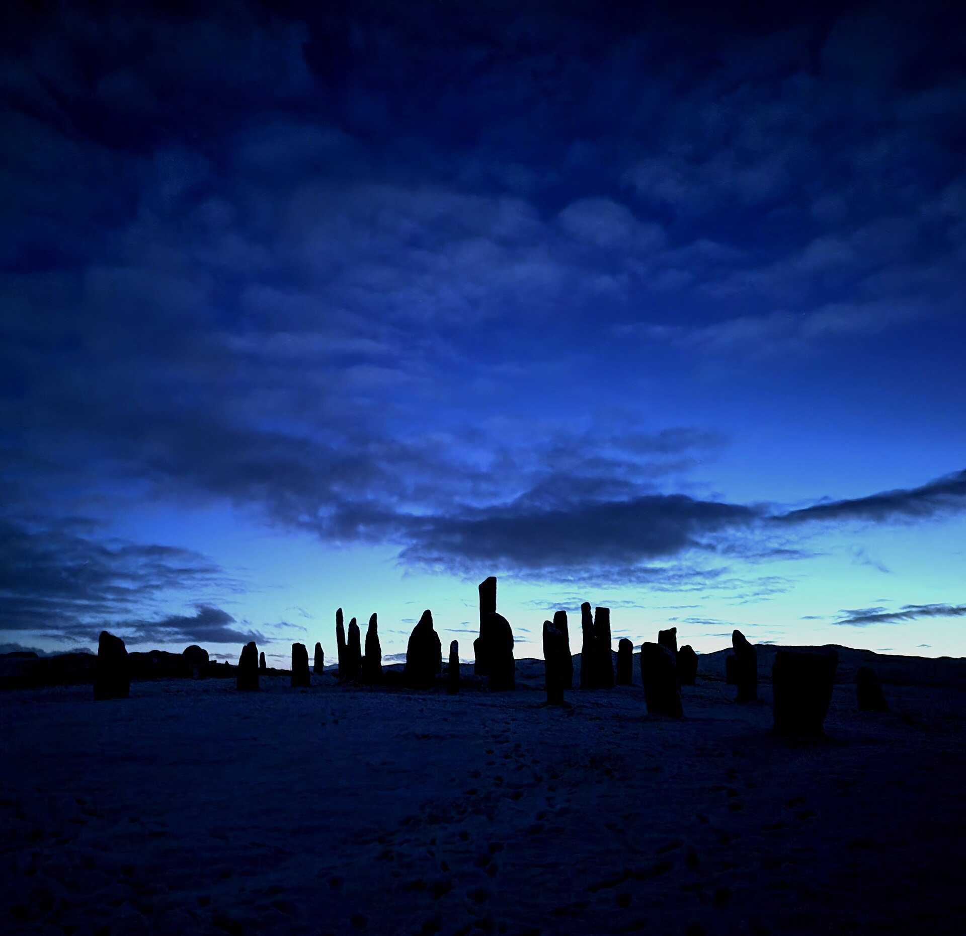 Las piedras de Calanais reciben la luz cálida del atardecer sobre Lewis