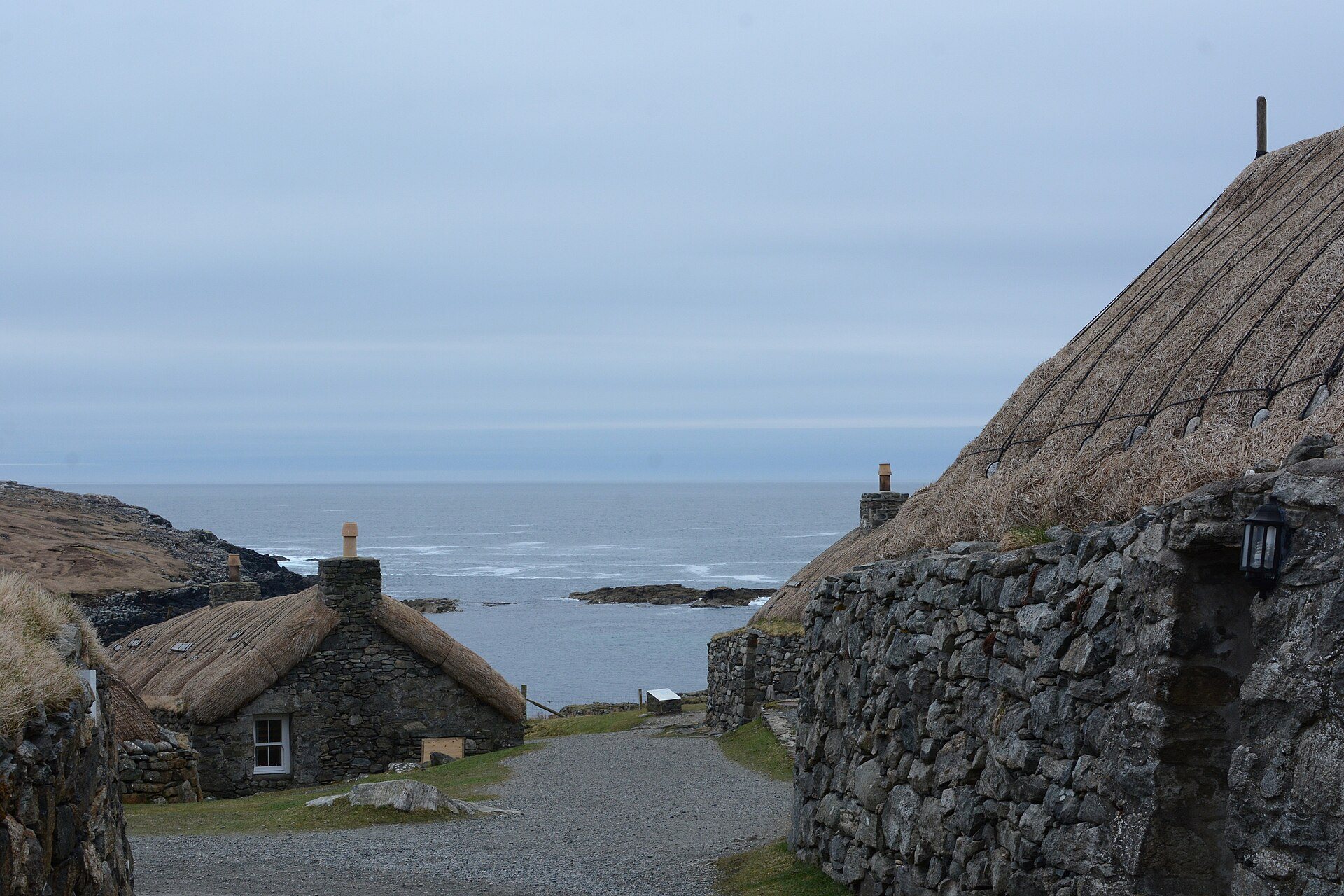 Casas negras de Gearrannan agrupadas frente a la costa occidental de Lewis