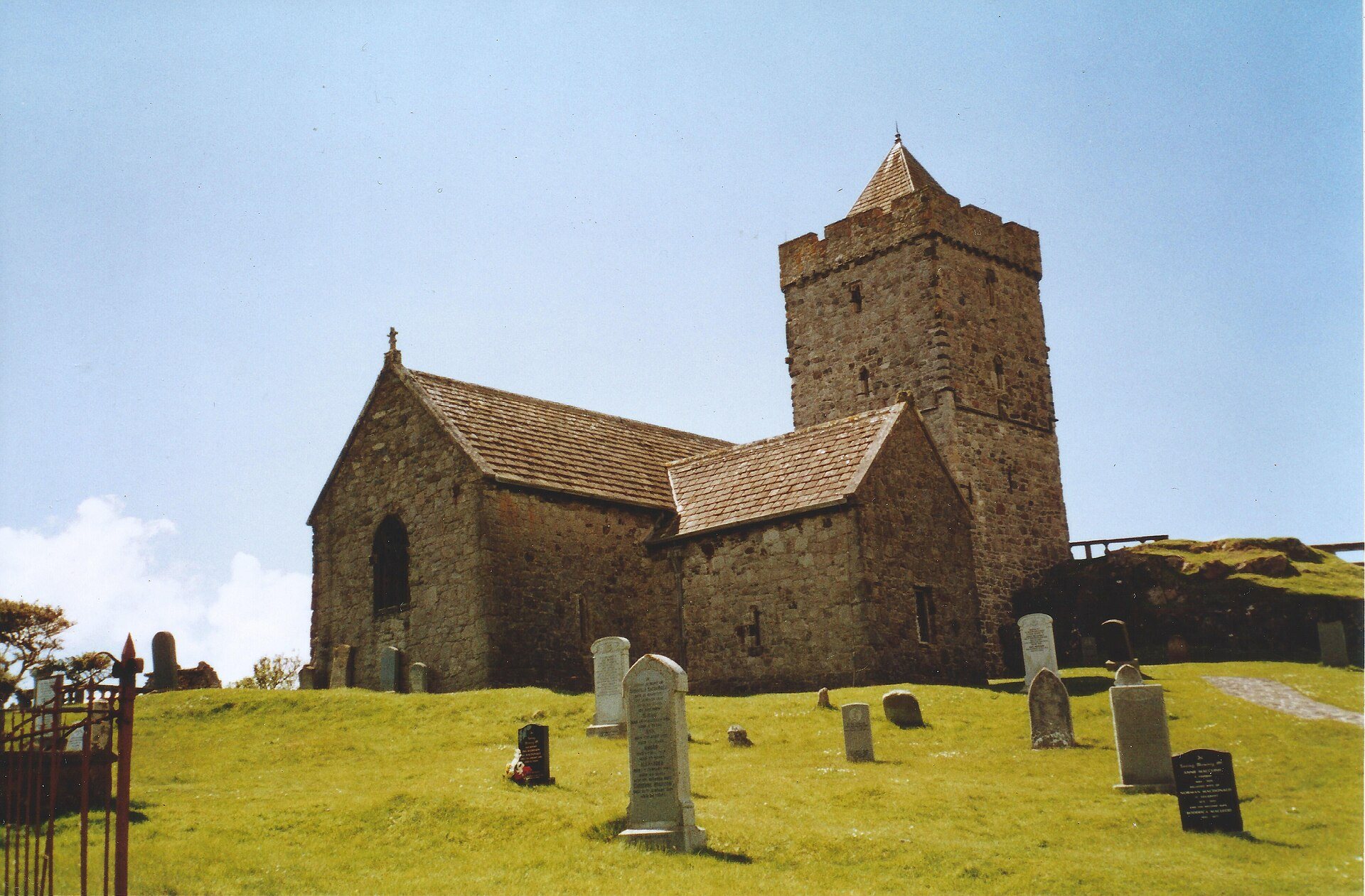 St Clement en Rodel bajo un cielo amplio del sur de Harris