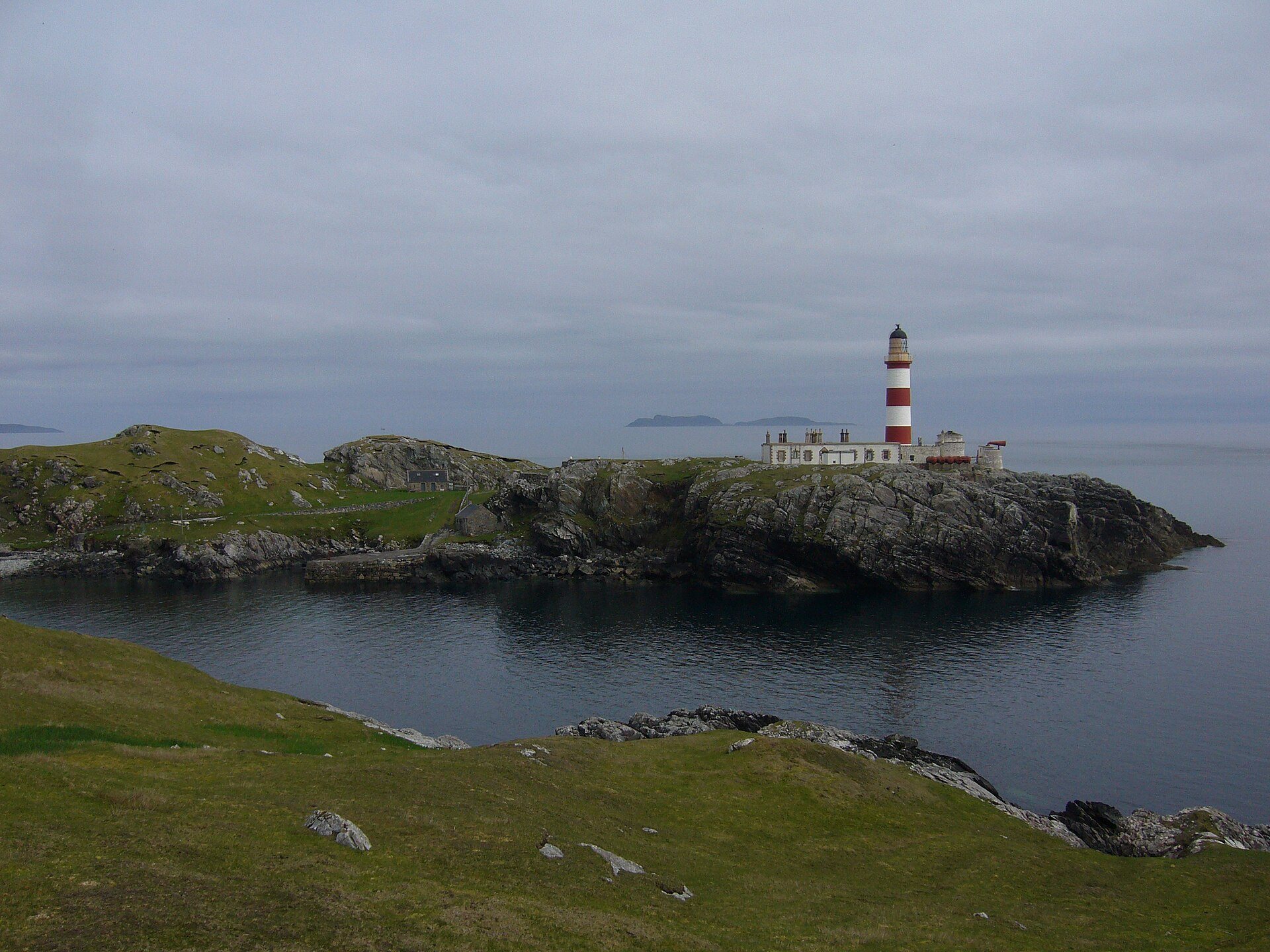 Faro de Eilean Glas sobre la costa rocosa de Scalpay frente al mar abierto