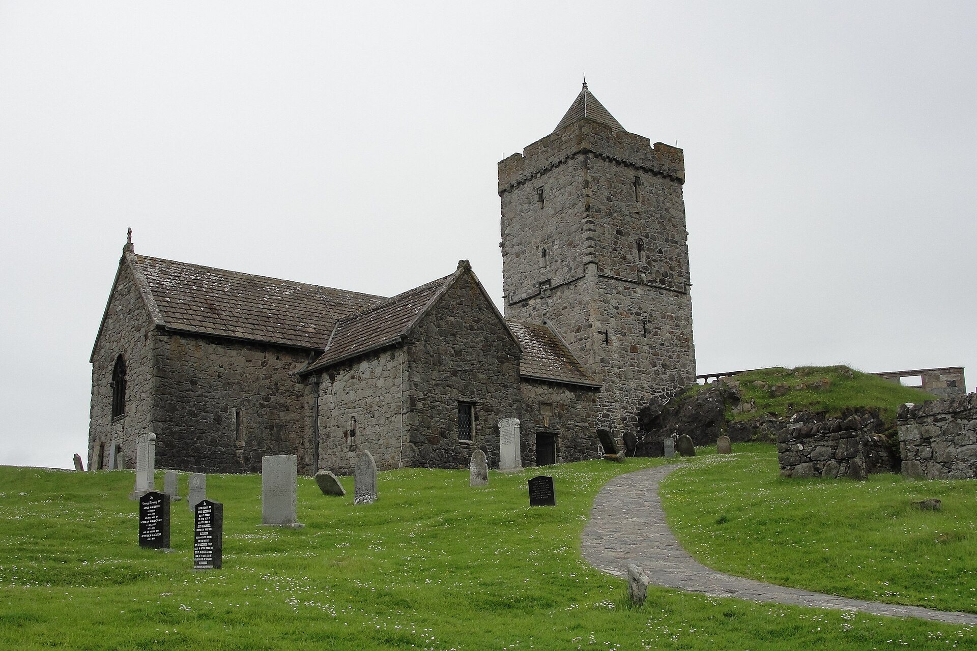 Iglesia de St Clement en Rodel entre praderas y colinas del sur de Harris