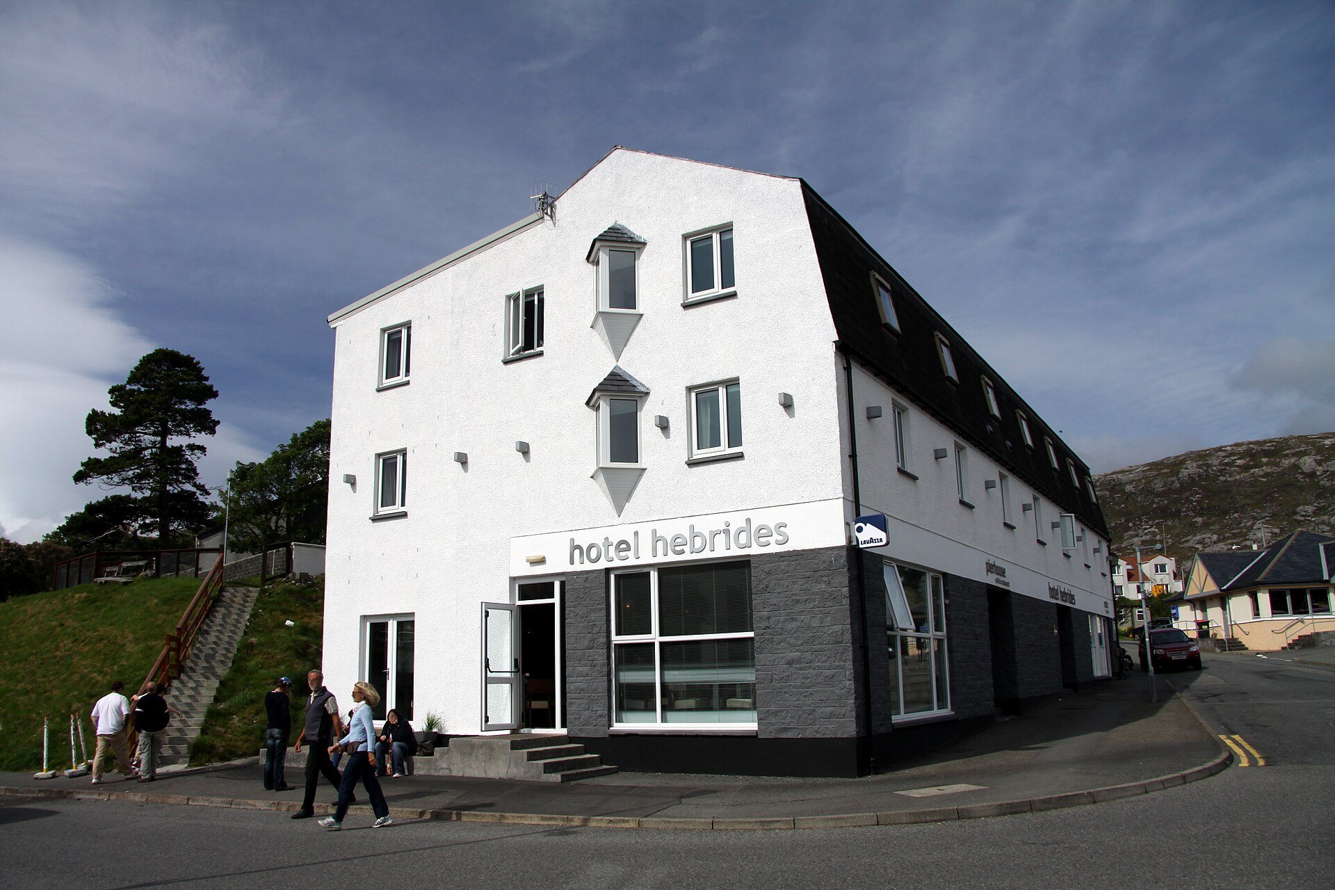 Fachada del Hotel Hebrides junto a la calle principal de Tarbert en Harris