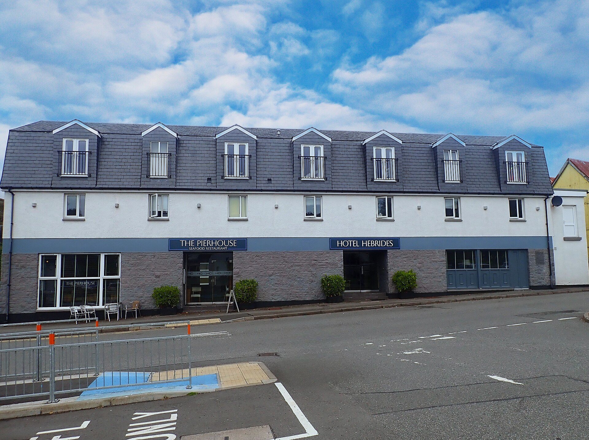 Hotel Hebrides en Tarbert bajo la luz clara de un día de verano