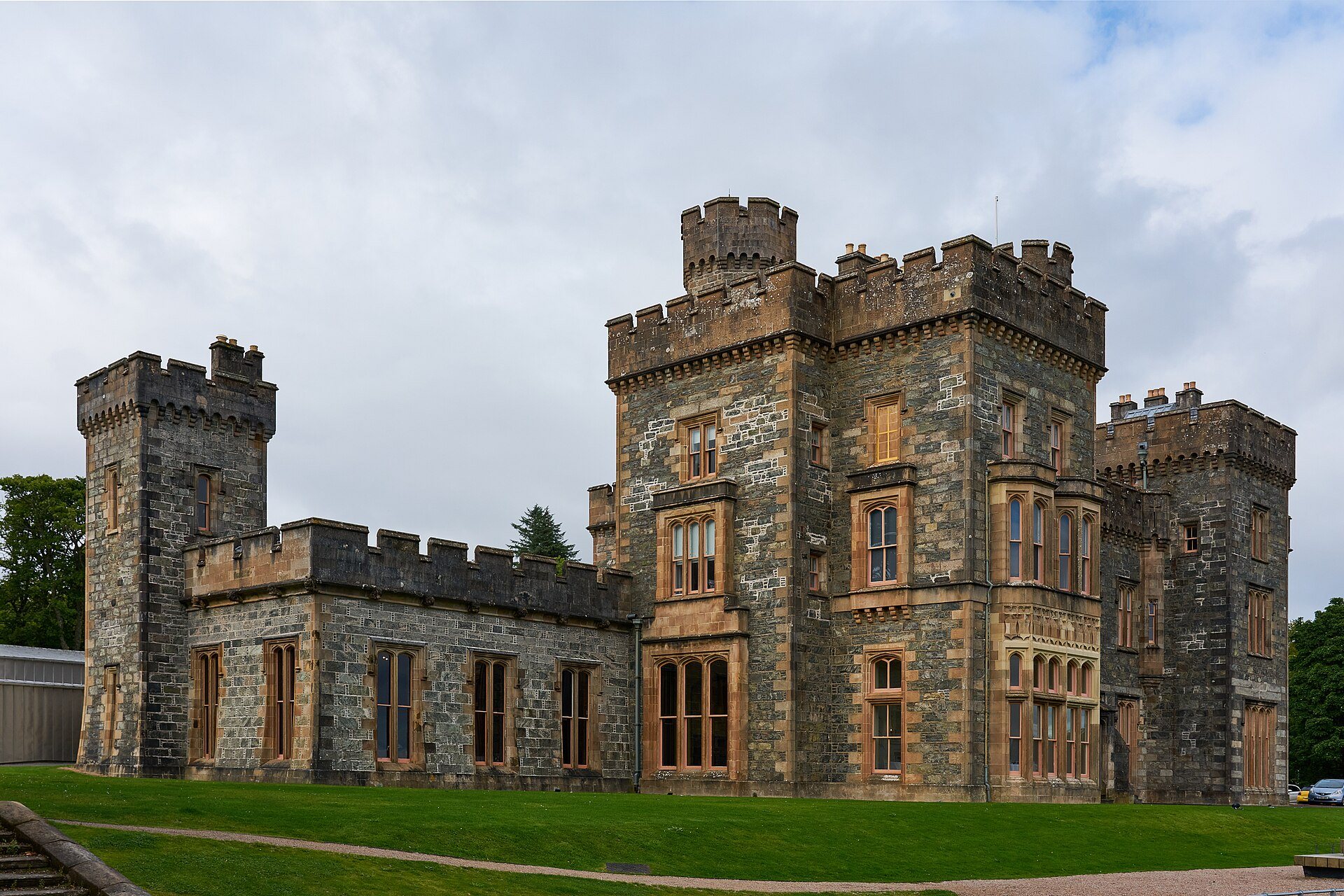 Fachada de piedra de Lews Castle sobre el puerto de Stornoway