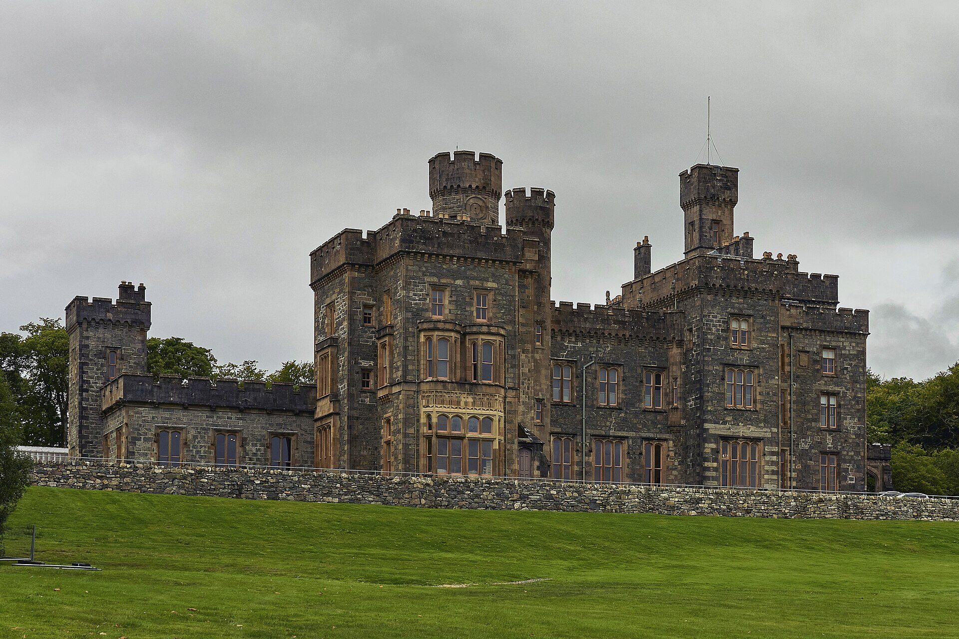 Lews Castle contemplado desde sus jardines arbolados en Lewis