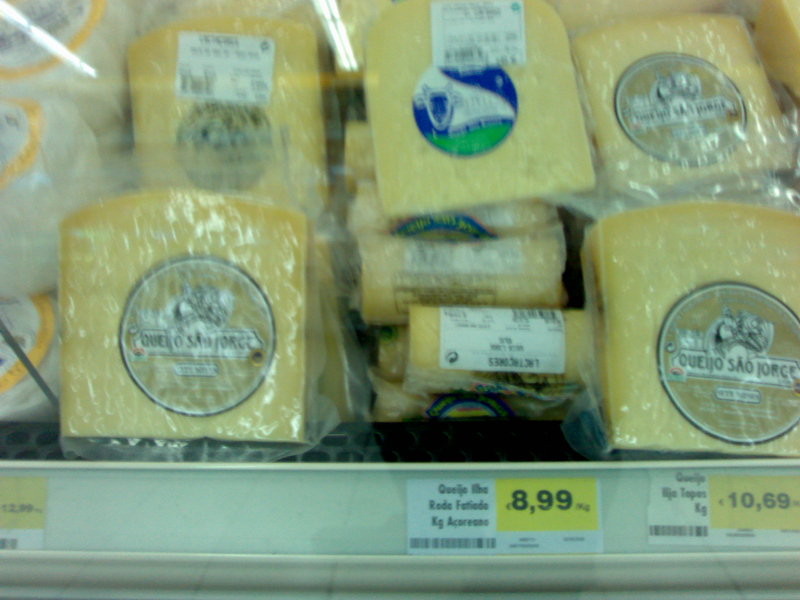 Queso de las Azores cortado para degustar
