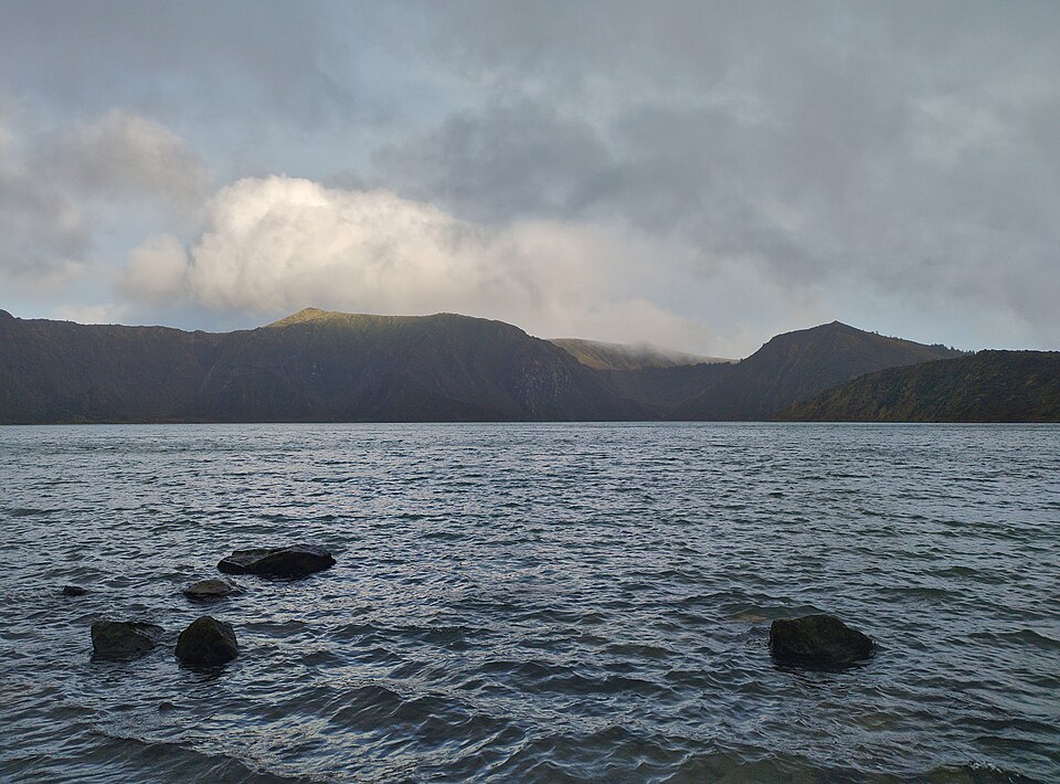 Lagoa do Fogo bajo nubes sobre la caldera central