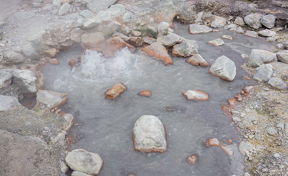 Fumarolas minerales elevándose en el valle de Furnas