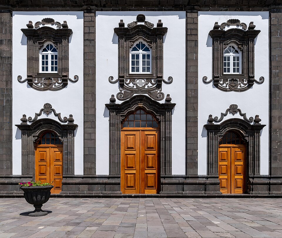 Iglesia de piedra clara y negra en Nordeste