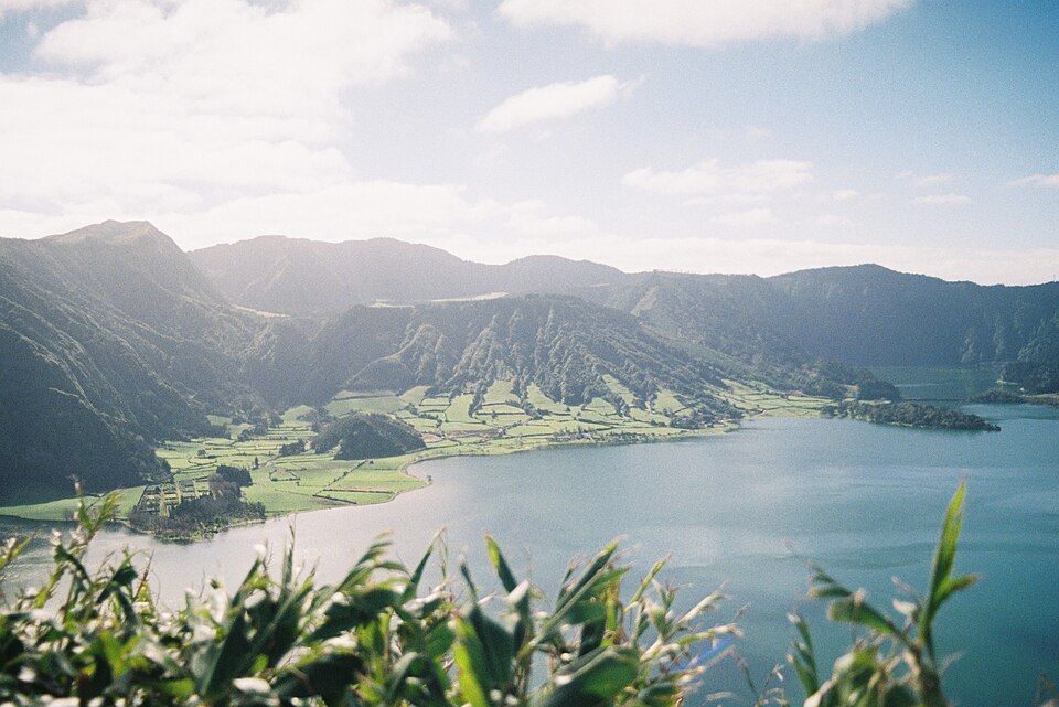Laguna y pueblo de Sete Cidades dentro de la caldera verde