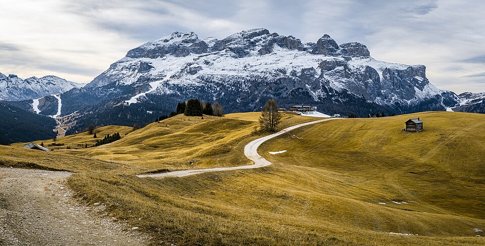 Camino alpino entre praderas y montañas de Alta Badia