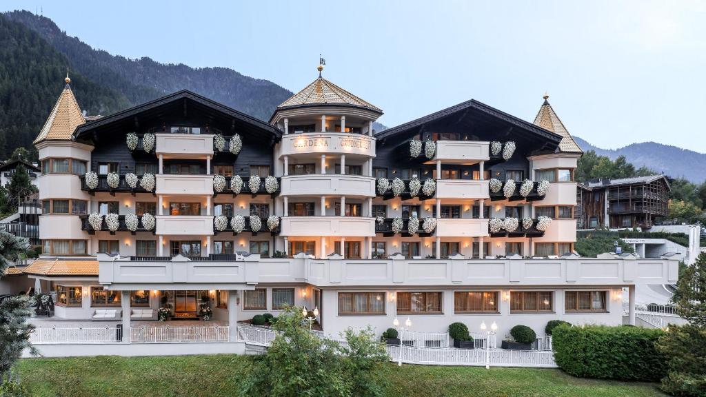 Gardena Grödnerhof - Hotel & Spa: exterior y paisaje de montaña de la propiedad
