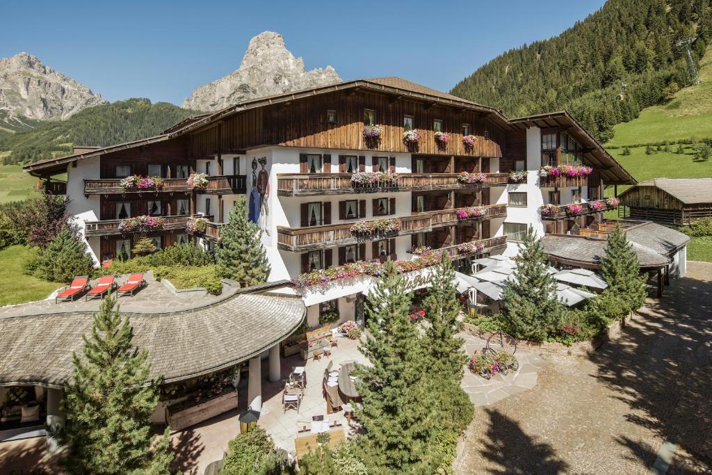 Hotel La Perla: The Leading Hotels of the World: exterior y paisaje de montaña de la propiedad