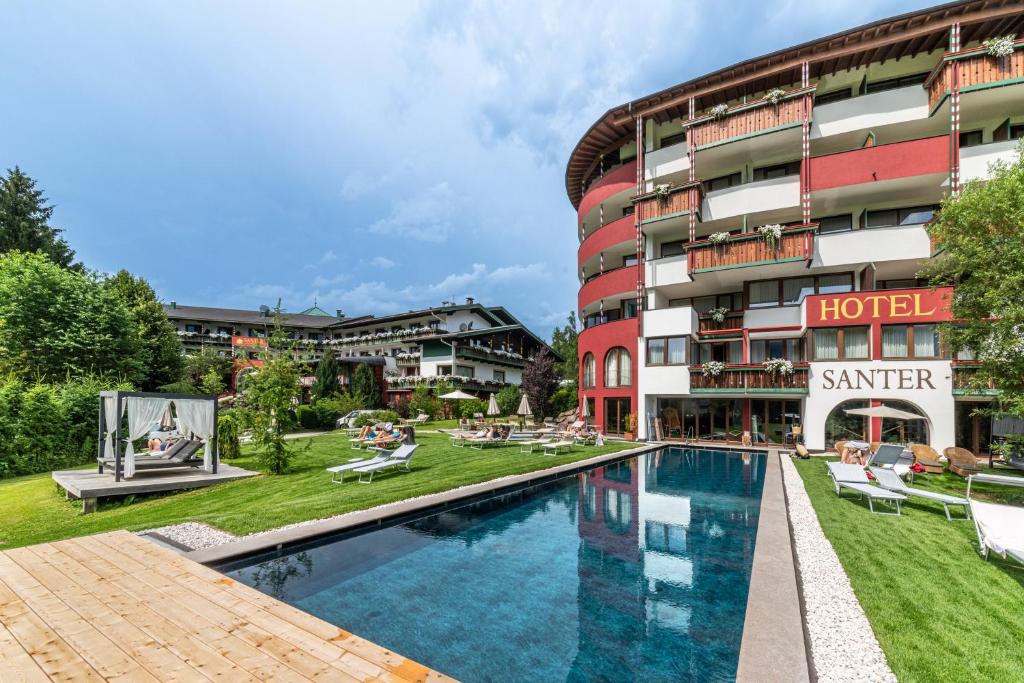 Romantik Hotel Santer: exterior y paisaje de montaña de la propiedad