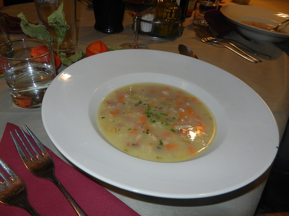 Cuenco de sopa de cebada tradicional de los Alpes
