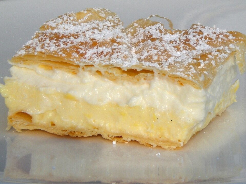 Tarta de crema de Bled con hojaldre y abundante crema