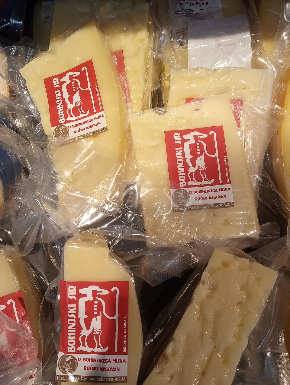 Queso de Bohinj en piezas listas para servir