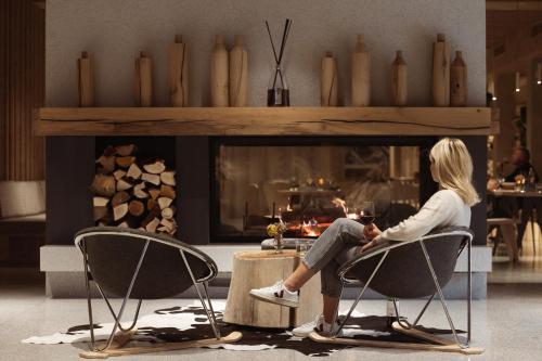 Salón con chimenea · Hotel Bohinj