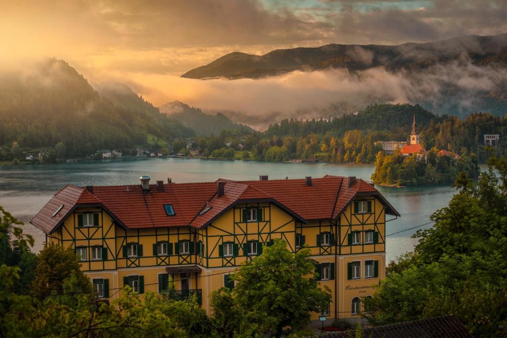 Exterior junto al lago · Hotel Triglav Bled
