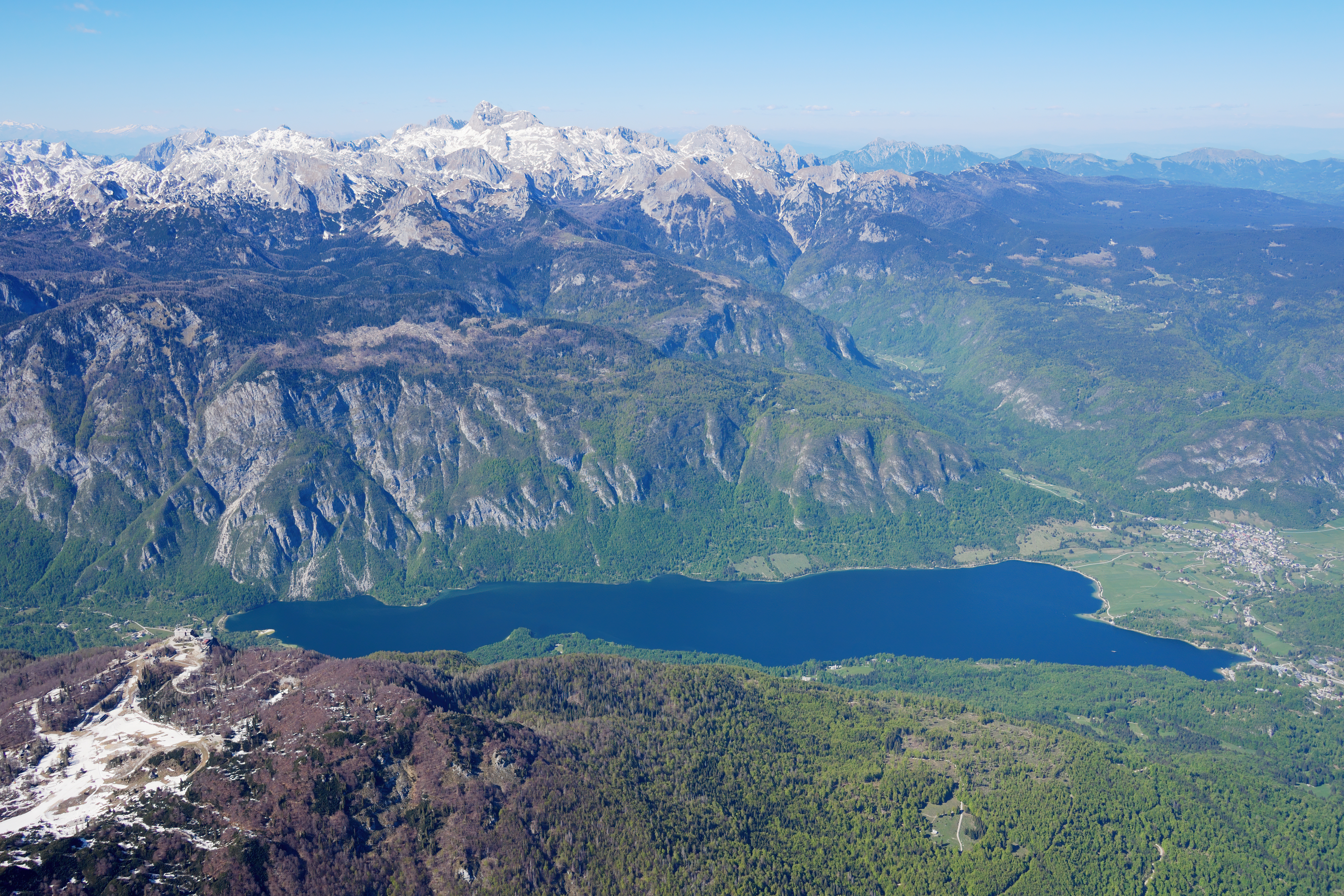 Panorama aéreo del lago Bohinj rodeado por los Alpes Julianos
