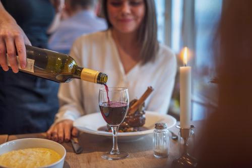 Comedor de Gjaargardur Guesthouse Gjogv con servicio de vino