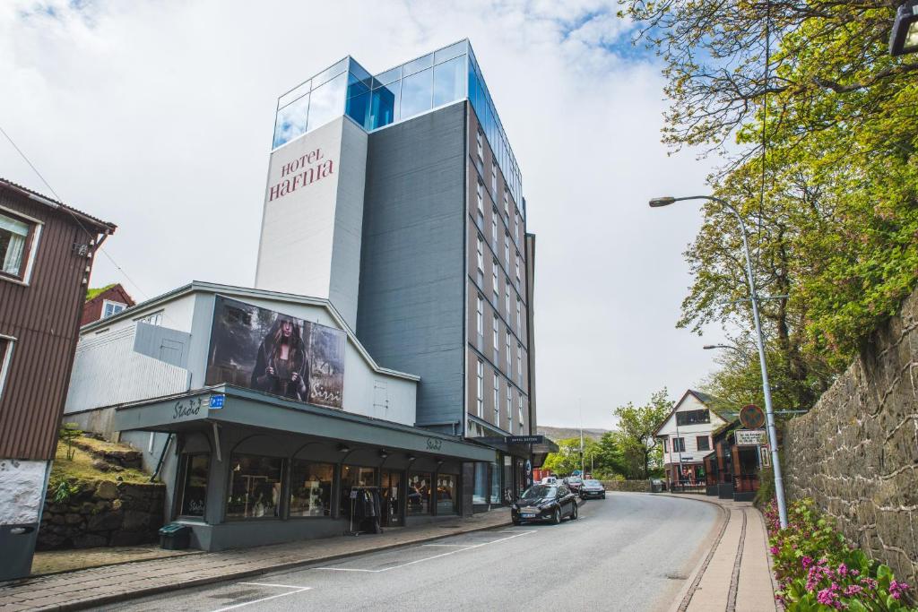Edificio de Hotel Hafnia junto a una calle en Tórshavn