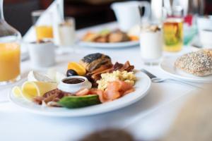 Plato servido sobre una mesa en Hotel Hafnia