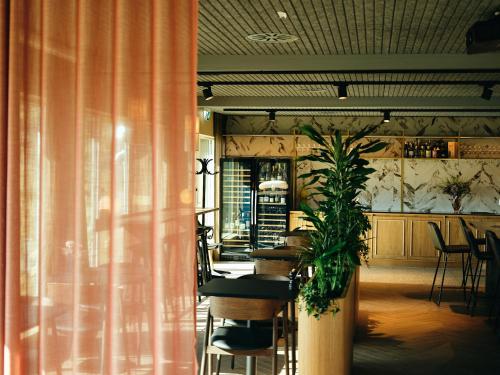 Restaurante interior de Hotel Vagar con mesas y sillas