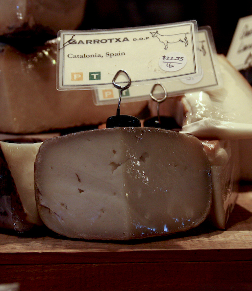 Rueda de queso Garrotxa cortada sobre un mostrador