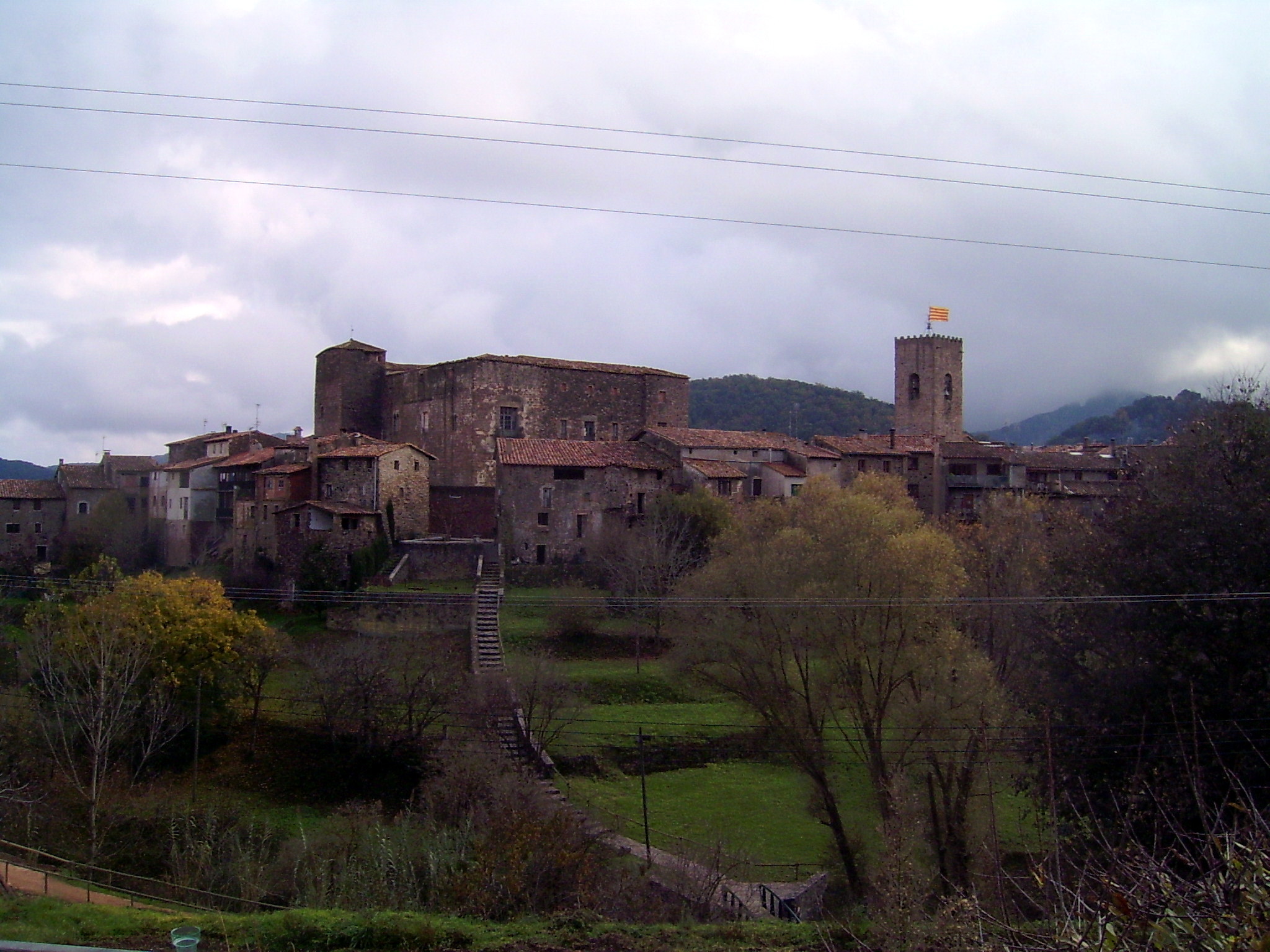 Calles y arquitectura de piedra del conjunto histórico de Santa Pau