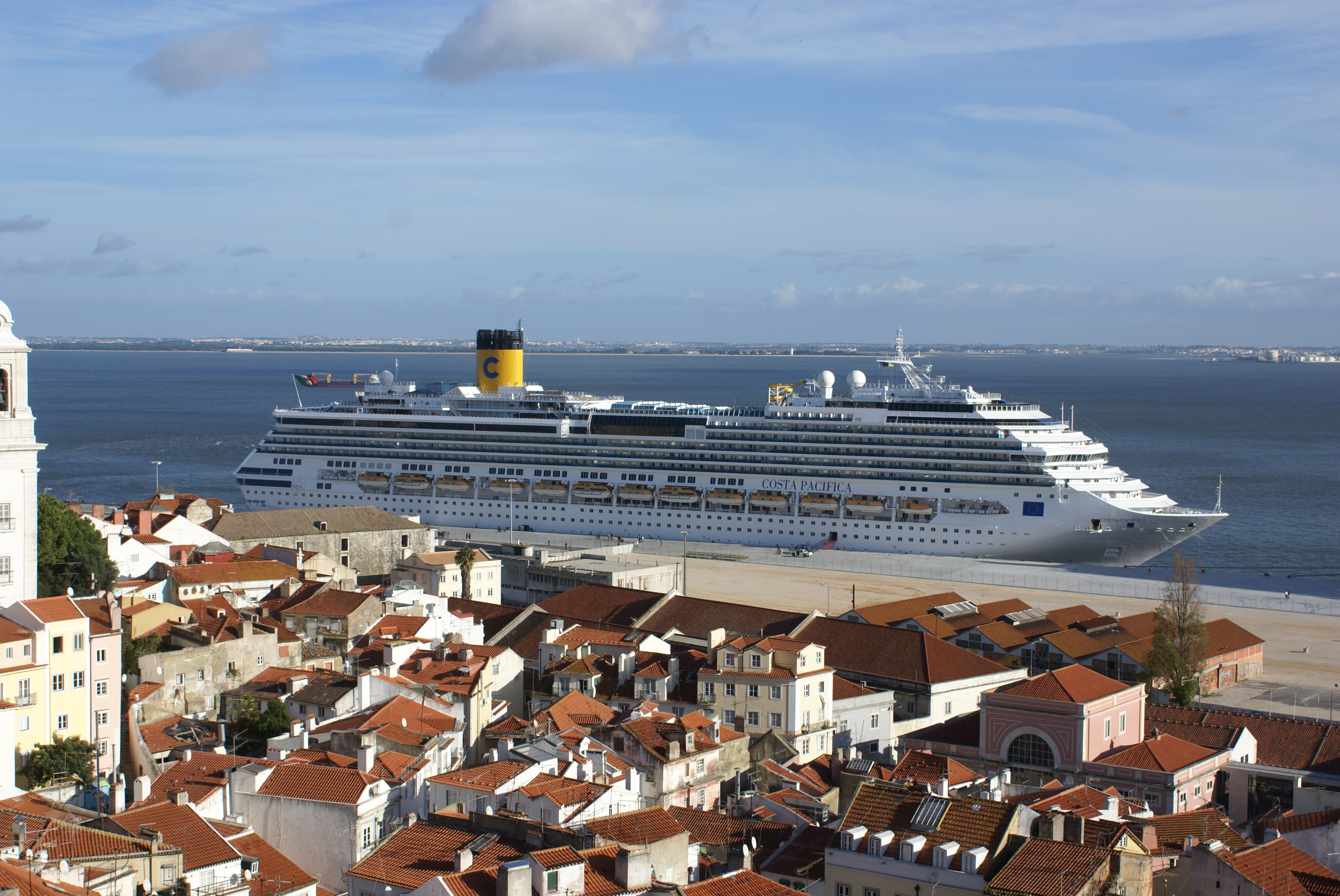 Calles y tejados de Alfama vistos desde una ladera de Lisboa