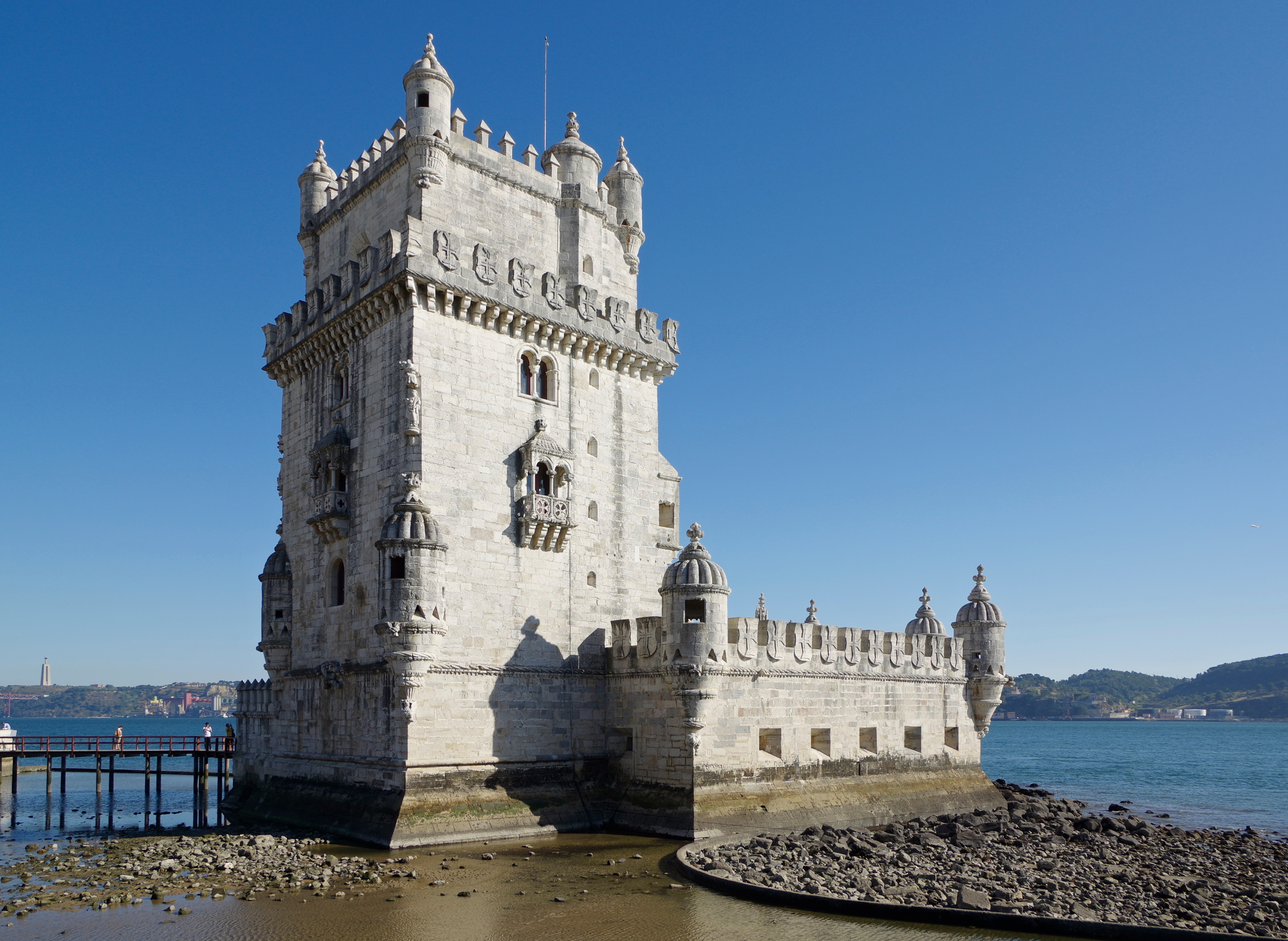 Torre de Belém junto al estuario del Tajo en Lisboa