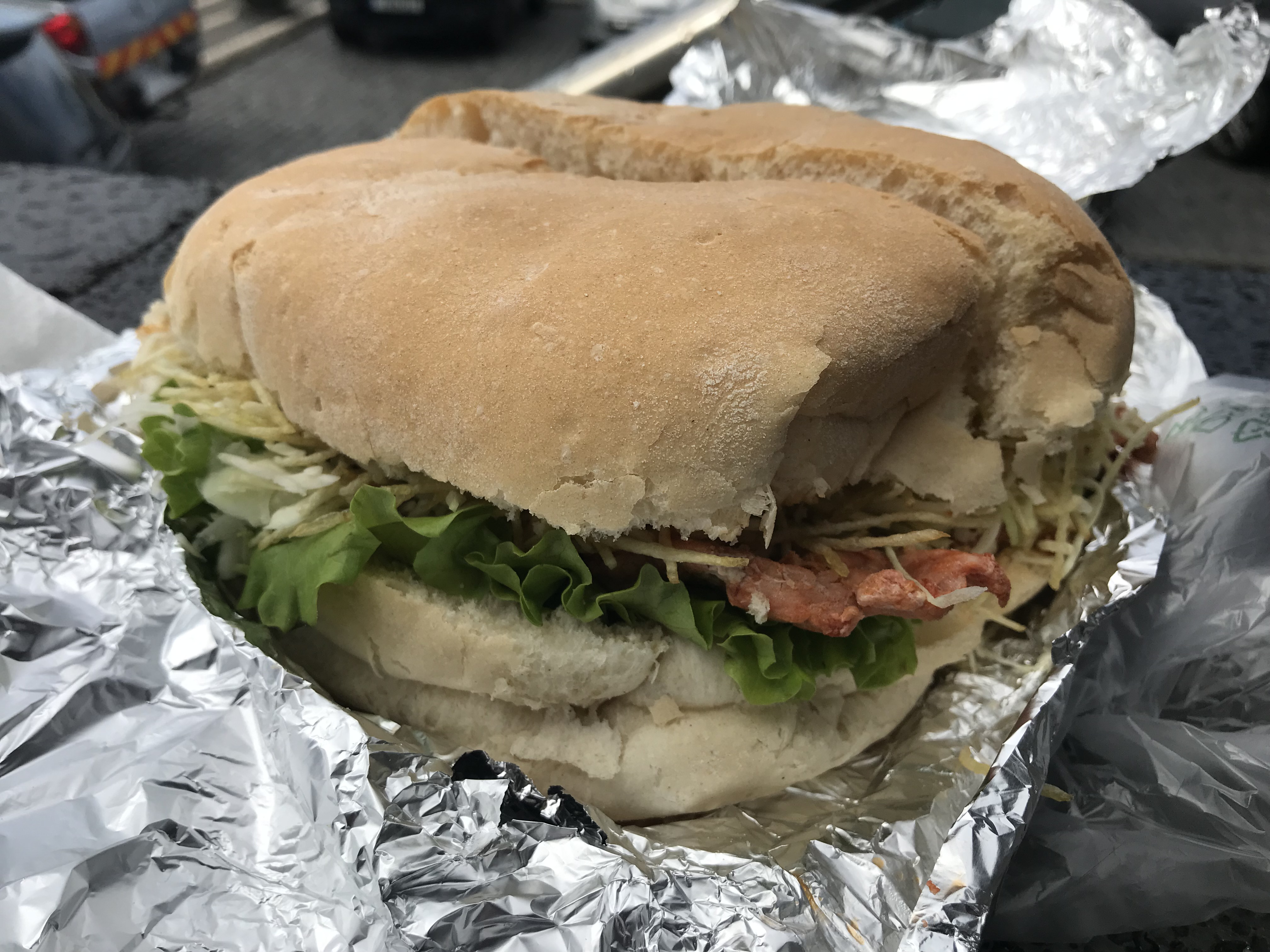 Bifana portuguesa de cerdo servida dentro de pan