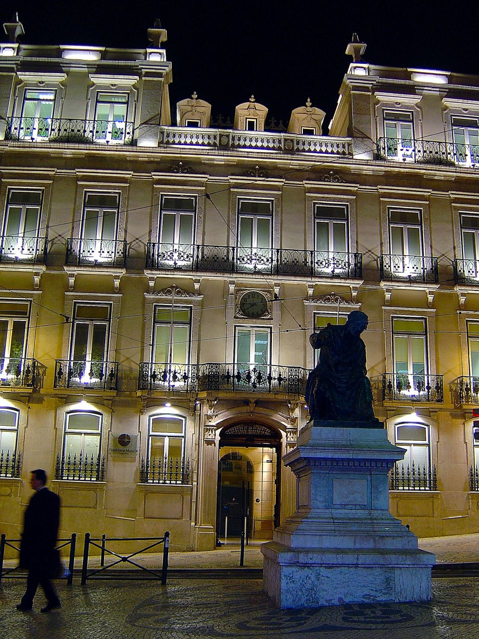 Calle urbana de Chiado entre fachadas históricas de Lisboa