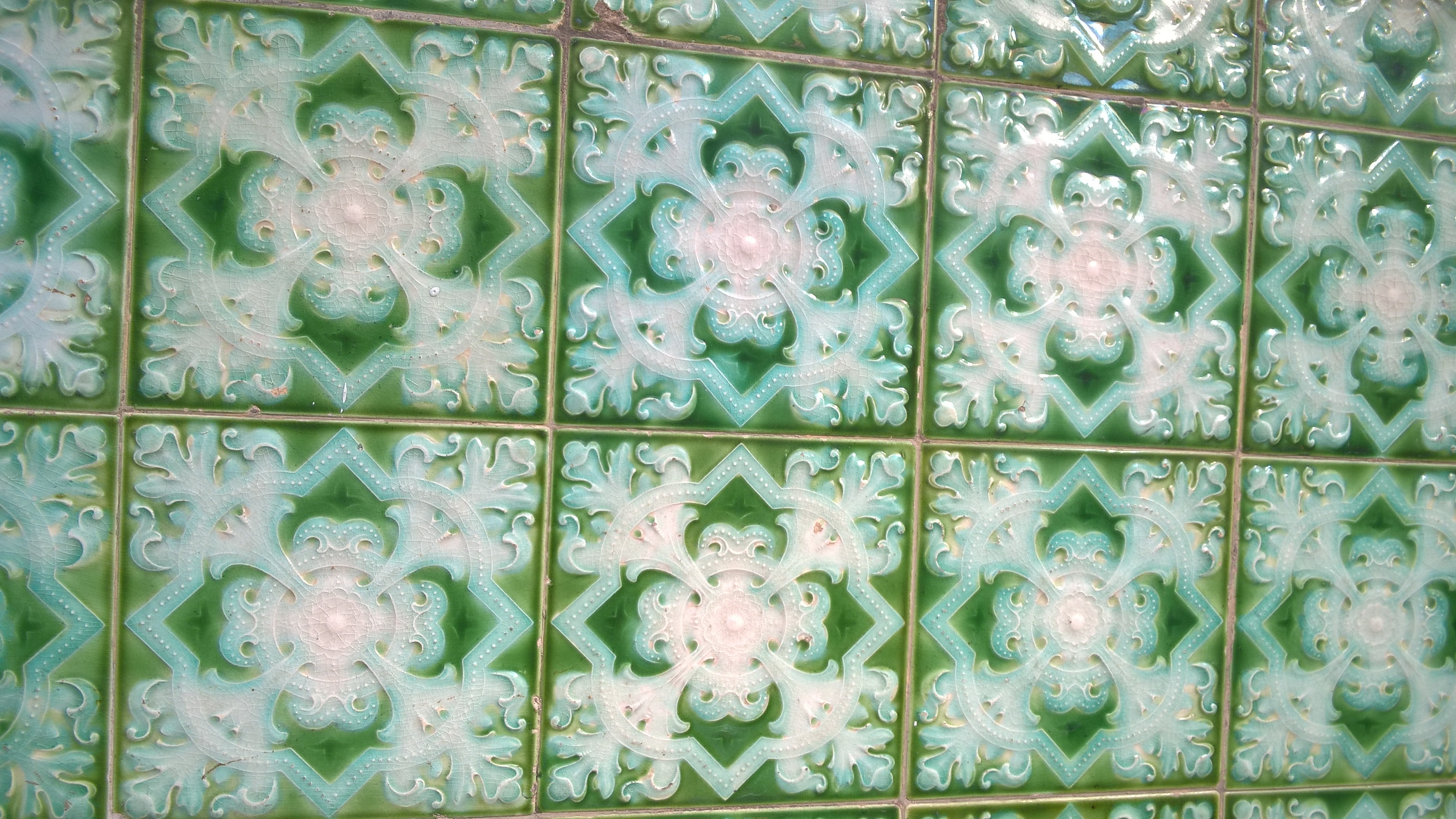 Detalle de azulejos en relieve en una calle del barrio de Estrela