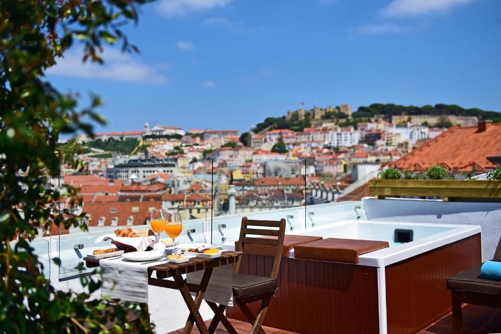Casa Balthazar: terraza y piscina con vistas de la propiedad