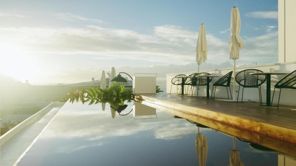 Memmo Alfama - Design Hotels: terraza y piscina con vistas de la propiedad