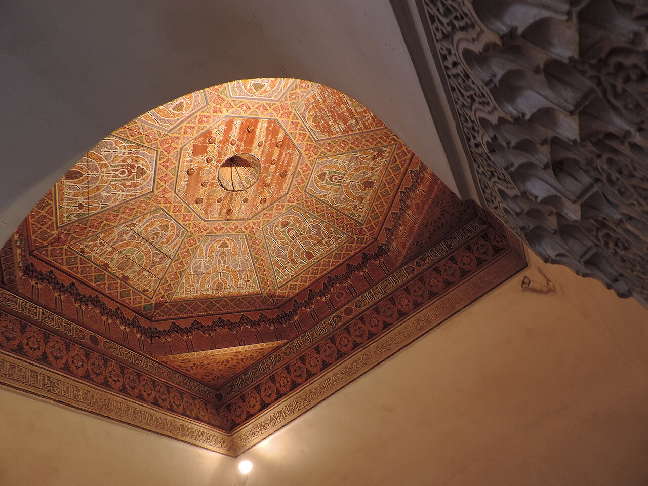 Cúpula ornamentada del palacio Bahia en Marrakech